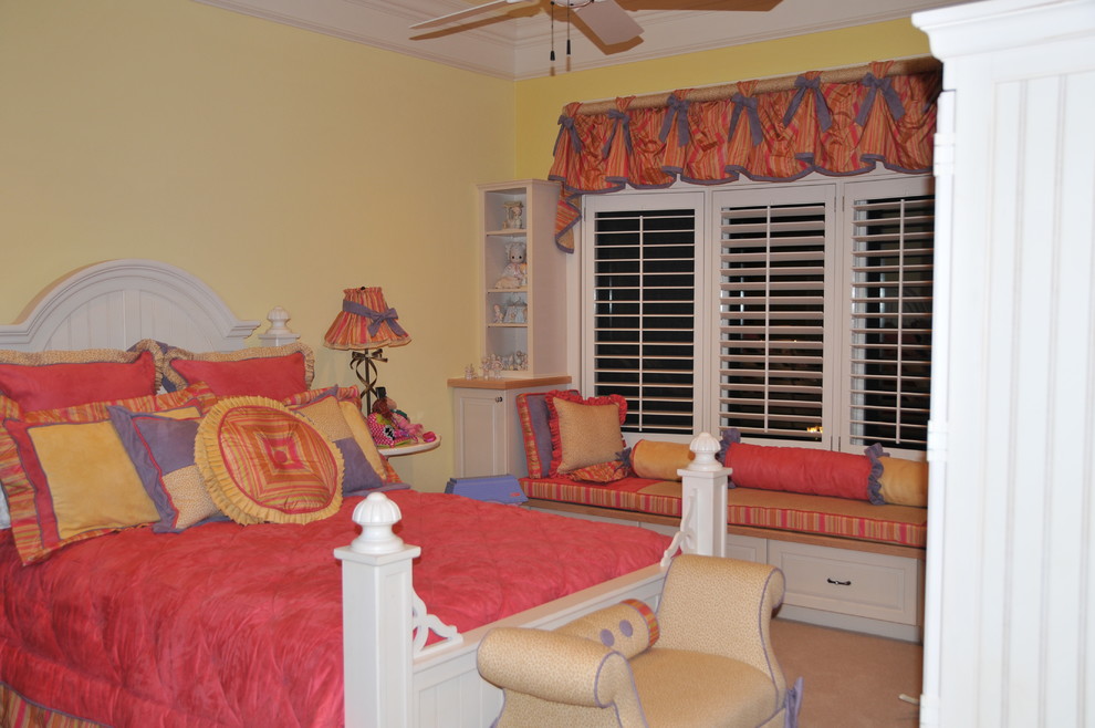 Свежая идея для дизайна: гостевая спальня среднего размера, (комната для гостей) в стиле фьюжн с желтыми стенами и ковровым покрытием - отличное фото интерьера