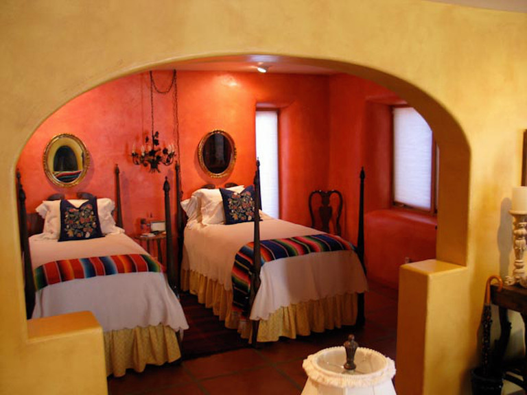 フェニックスにあるサンタフェスタイルのおしゃれな寝室