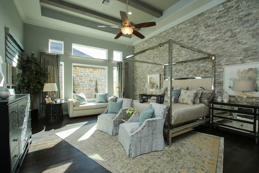 Geräumiges Klassisches Hauptschlafzimmer ohne Kamin mit grauer Wandfarbe, dunklem Holzboden und braunem Boden in Houston