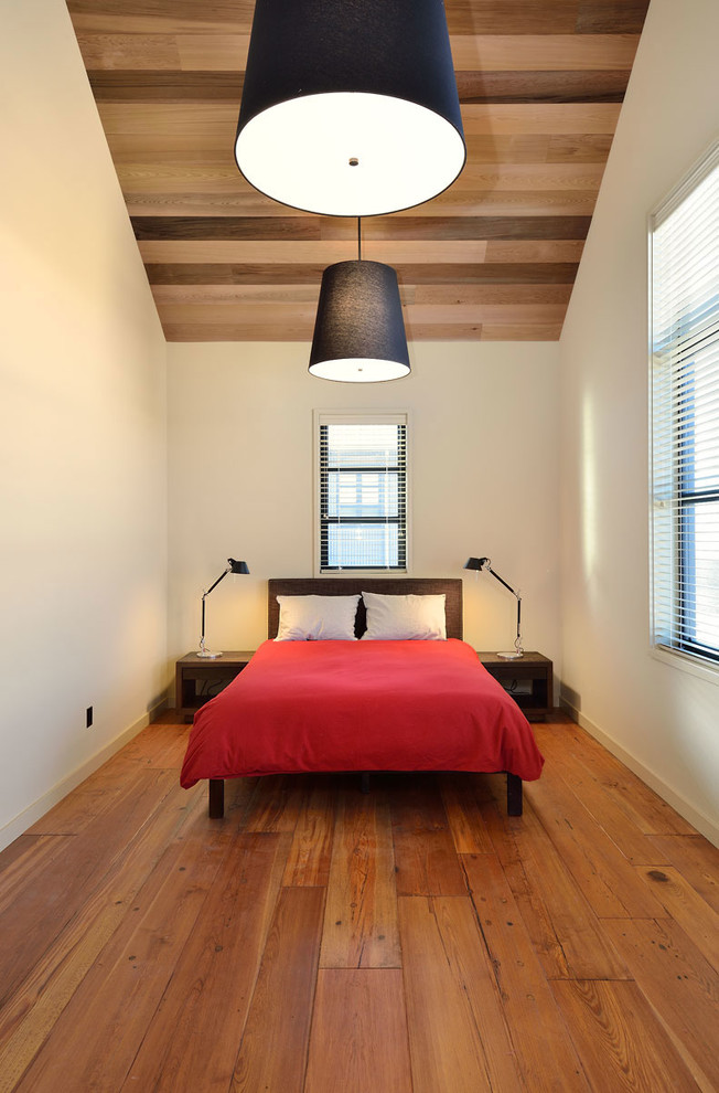 Diseño de habitación de invitados de estilo de casa de campo grande con paredes blancas y suelo de madera en tonos medios