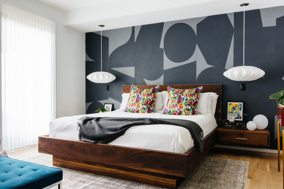 ナッシュビルにある広いミッドセンチュリースタイルのおしゃれな主寝室 (白い壁、淡色無垢フローリング、茶色い床) のレイアウト