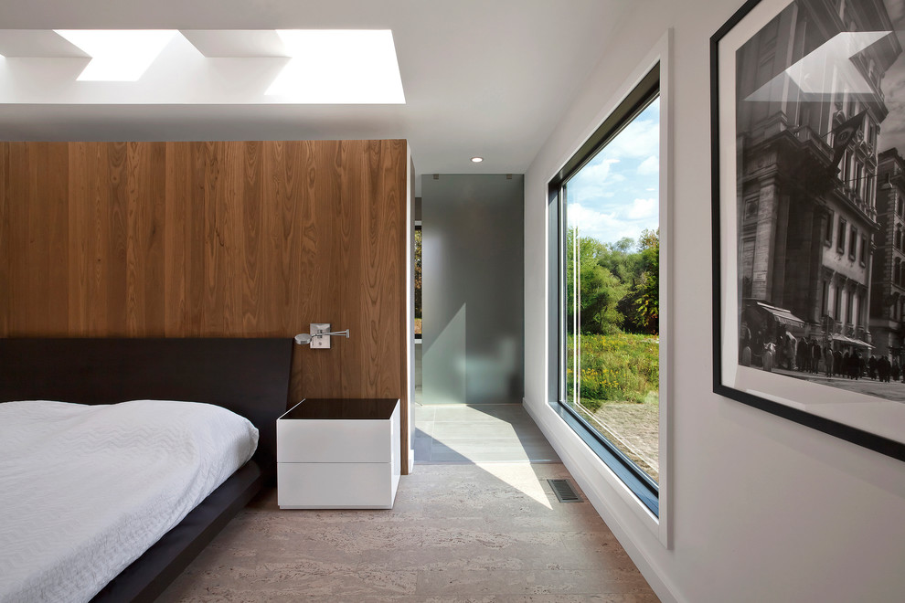 Ejemplo de dormitorio principal minimalista de tamaño medio con paredes blancas, suelo de corcho y suelo beige