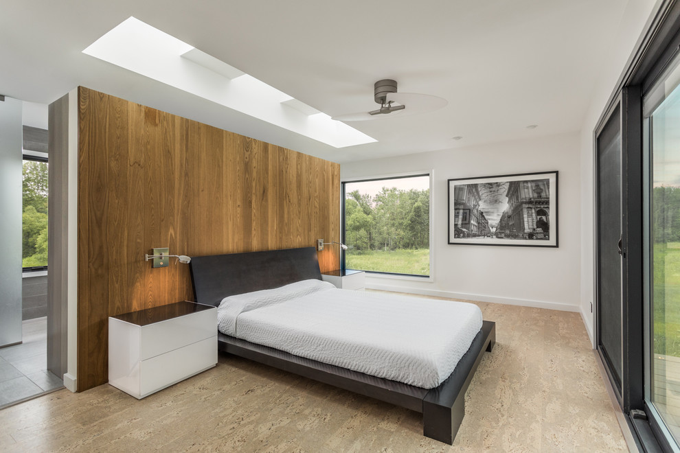 Cette image montre une chambre parentale minimaliste de taille moyenne avec un mur blanc, un sol en liège et un sol beige.