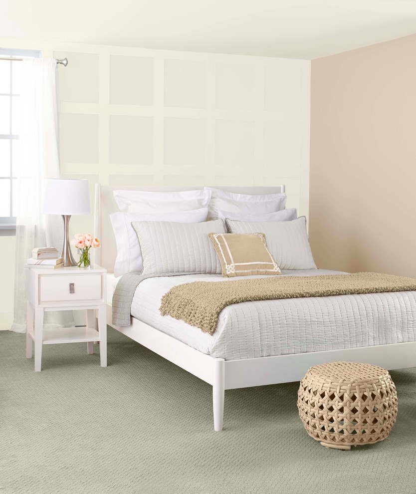 Modelo de dormitorio principal clásico renovado de tamaño medio con paredes marrones y moqueta