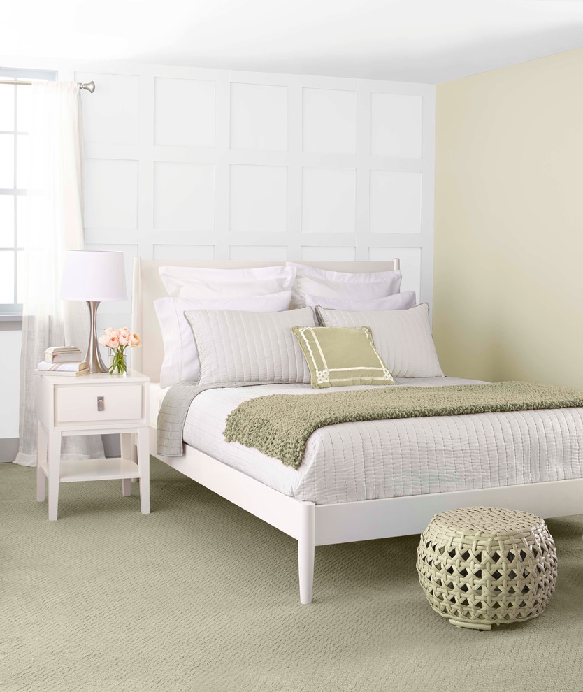 Стильный дизайн: хозяйская спальня среднего размера в стиле неоклассика (современная классика) с зелеными стенами и ковровым покрытием - последний тренд
