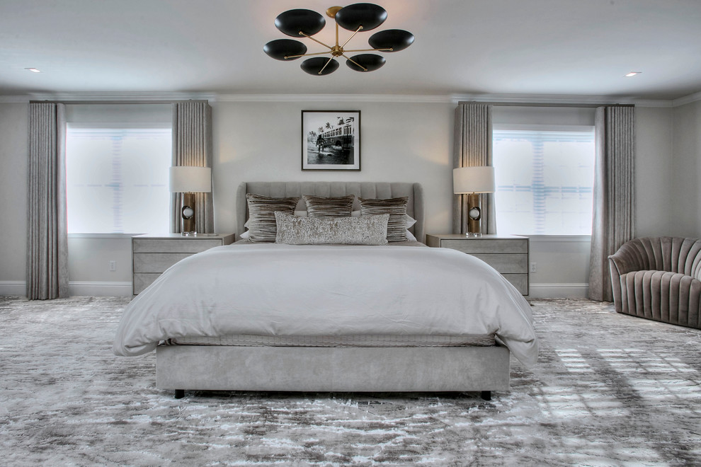 ニューヨークにある広いトランジショナルスタイルのおしゃれな客用寝室 (グレーの壁、カーペット敷き、グレーの床) のインテリア