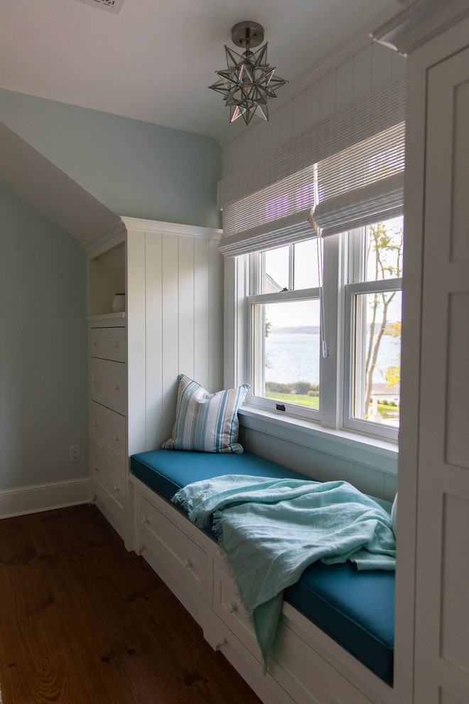 Imagen de habitación de invitados de estilo de casa de campo de tamaño medio con paredes azules y suelo de madera en tonos medios