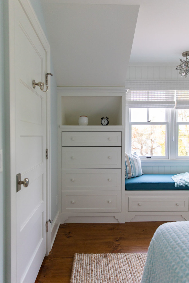Foto de habitación de invitados campestre de tamaño medio con paredes azules y suelo de madera en tonos medios