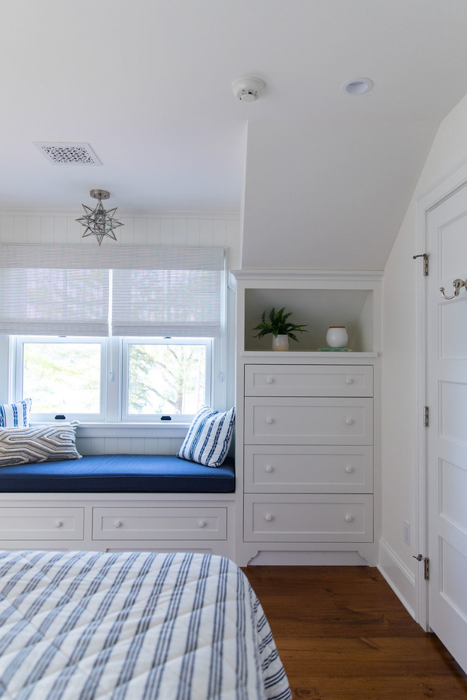 Idee per una camera degli ospiti country di medie dimensioni con pareti blu e pavimento in legno massello medio