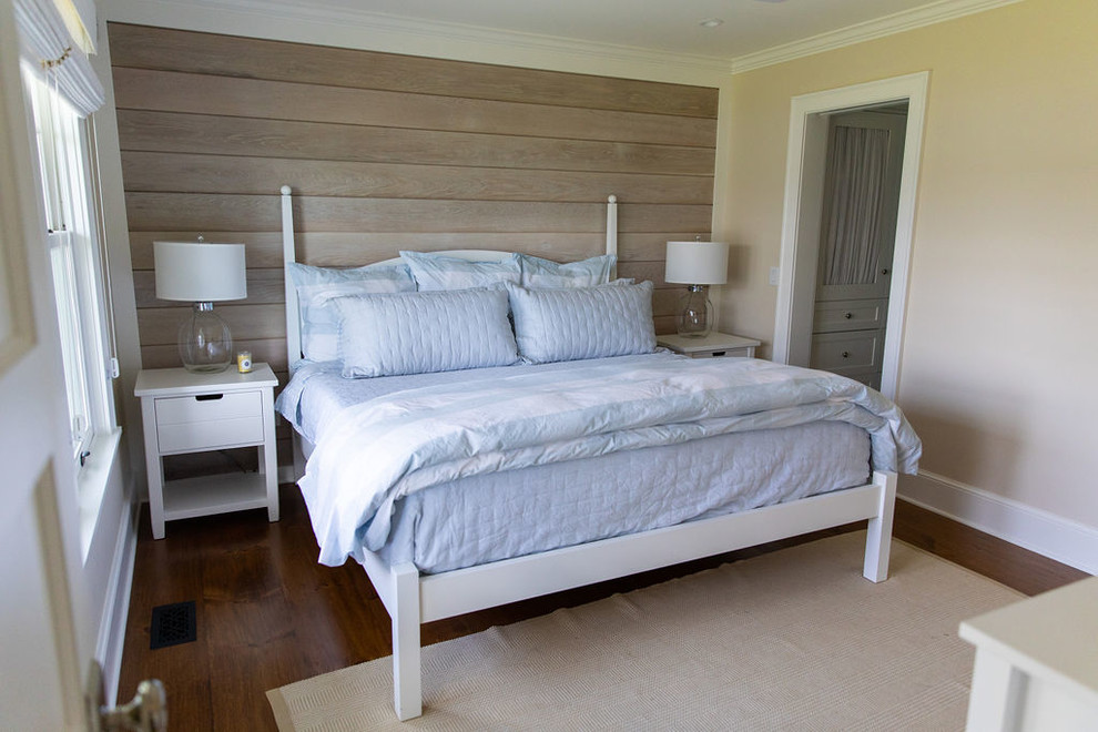 Modelo de dormitorio principal campestre pequeño sin chimenea con paredes blancas y suelo de madera en tonos medios
