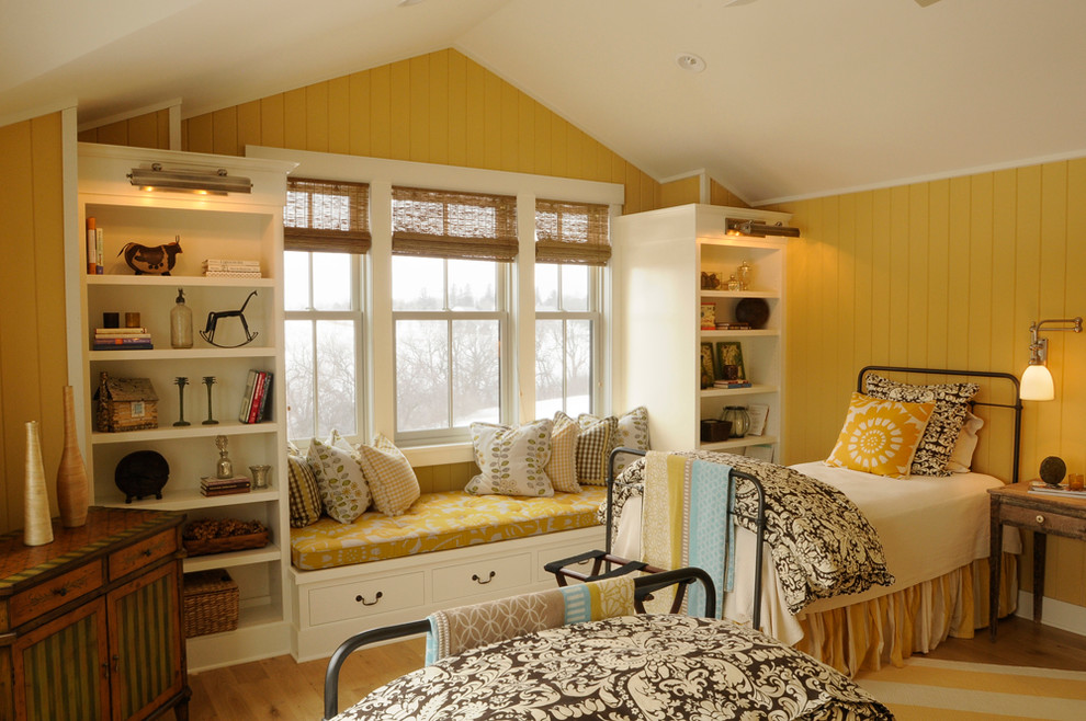 Foto på ett lantligt sovrum, med gula väggar