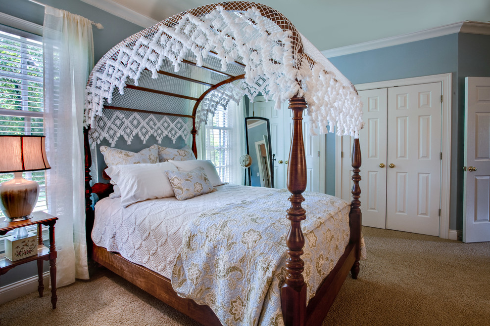 На фото: большая хозяйская спальня в викторианском стиле с белыми стенами, ковровым покрытием, стандартным камином, фасадом камина из плитки и белым полом