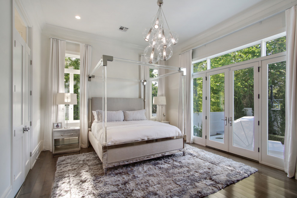 Modelo de dormitorio principal y abovedado clásico renovado grande con paredes blancas, suelo de madera en tonos medios y suelo marrón