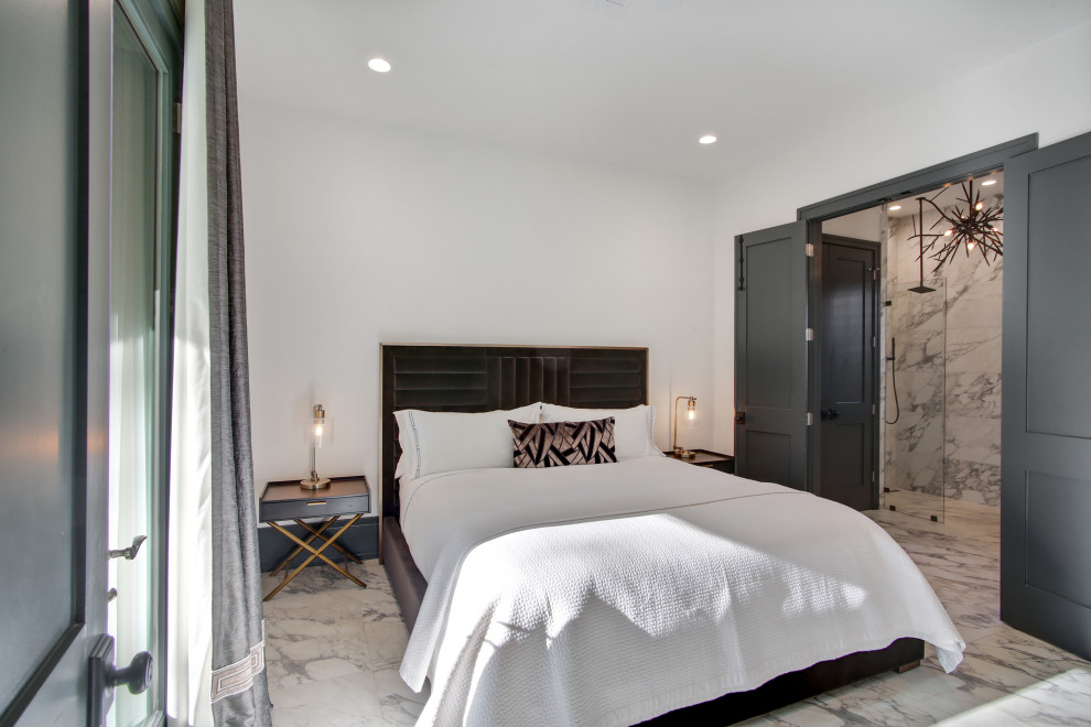 Imagen de dormitorio principal y abovedado tradicional renovado grande con paredes blancas, suelo de mármol y suelo blanco