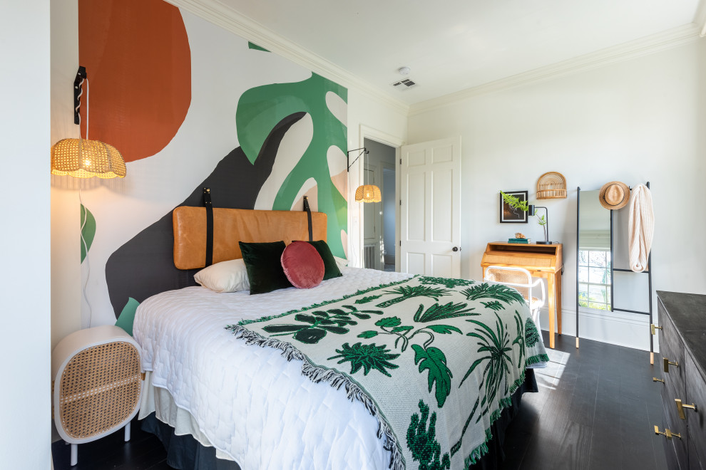 Стильный дизайн: гостевая спальня среднего размера, (комната для гостей) в стиле фьюжн с белыми стенами, темным паркетным полом и коричневым полом без камина - последний тренд