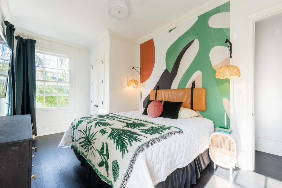 На фото: гостевая спальня среднего размера, (комната для гостей) в стиле фьюжн с белыми стенами, темным паркетным полом и коричневым полом без камина