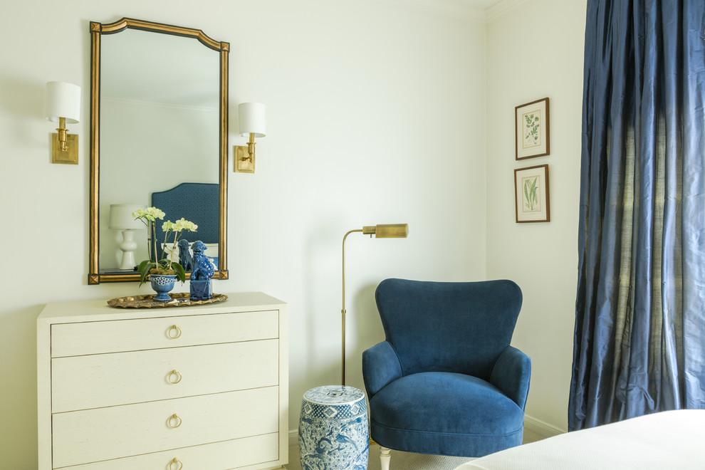 Imagen de habitación de invitados tradicional renovada de tamaño medio sin chimenea con paredes blancas, moqueta y suelo blanco