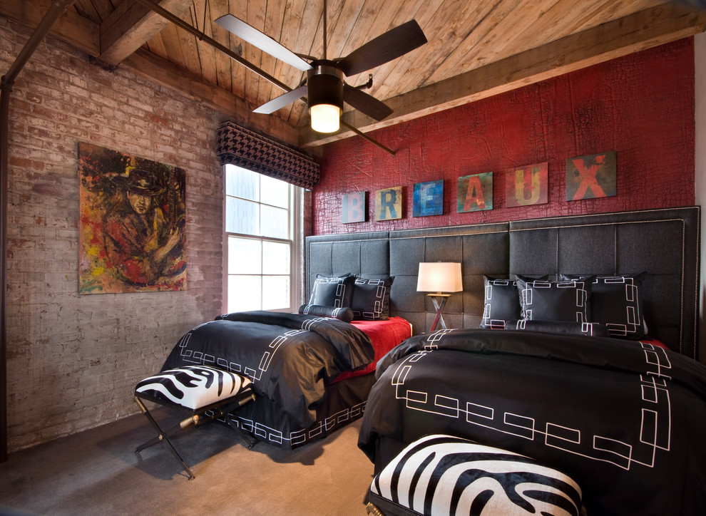 ニューオリンズにあるインダストリアルスタイルのおしゃれな寝室 (赤い壁、カーペット敷き、グレーの床) のインテリア