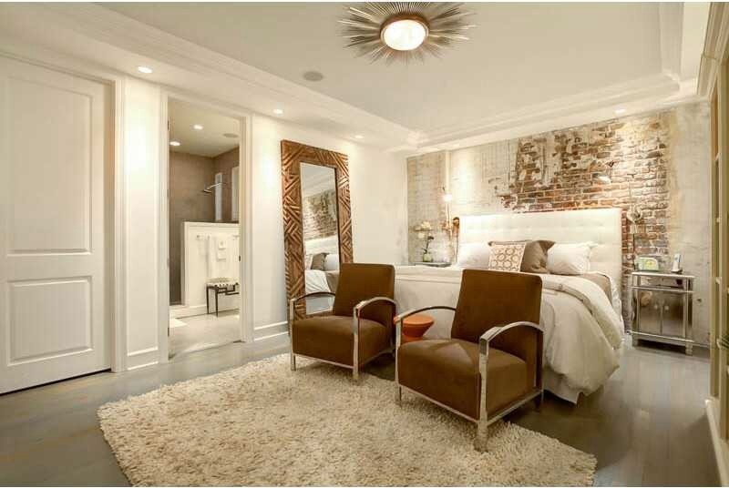 ニューオリンズにある広いコンテンポラリースタイルのおしゃれな主寝室 (白い壁、無垢フローリング、暖炉なし) のインテリア