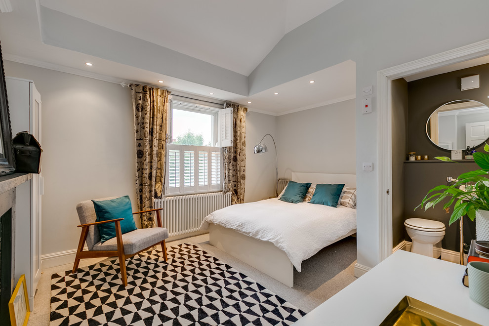 Пример оригинального дизайна: спальня среднего размера в стиле неоклассика (современная классика) с серыми стенами, ковровым покрытием, серым полом и стандартным камином