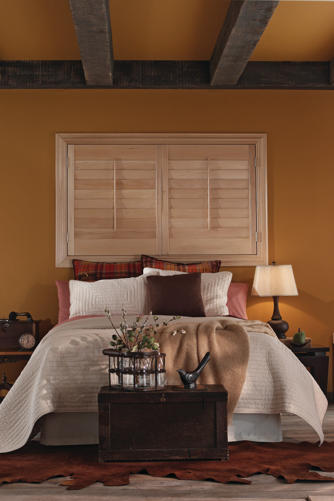 Ispirazione per una camera degli ospiti classica di medie dimensioni con pareti gialle e pavimento in legno massello medio