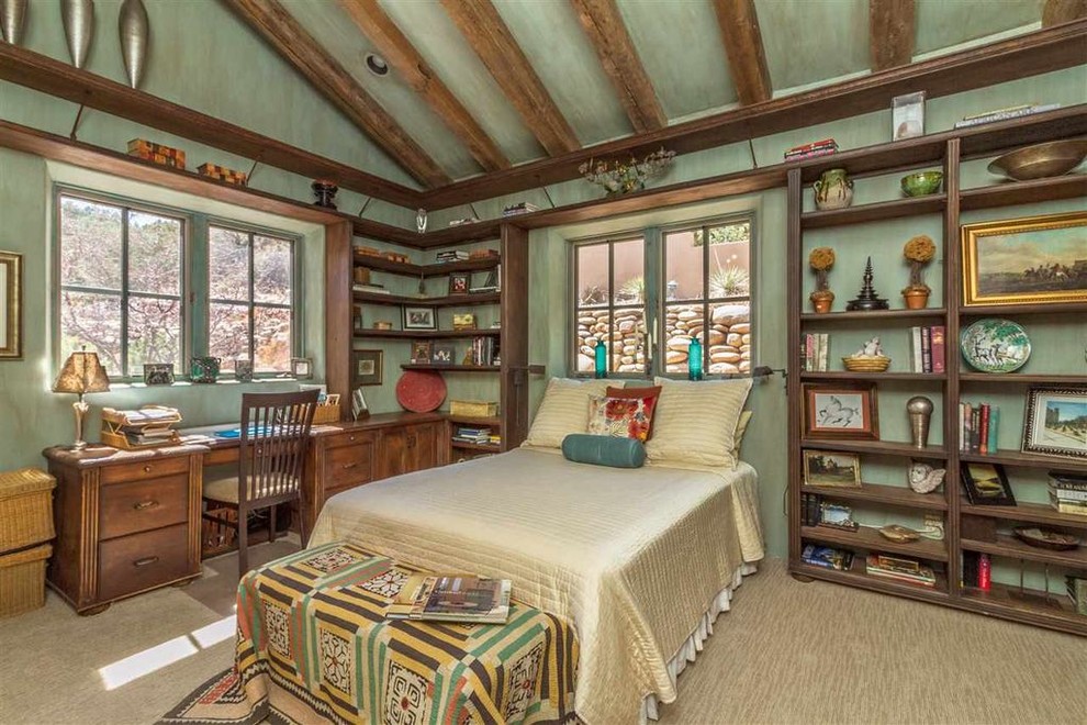 Стильный дизайн: хозяйская спальня среднего размера в стиле фьюжн с зелеными стенами, ковровым покрытием и бежевым полом без камина - последний тренд