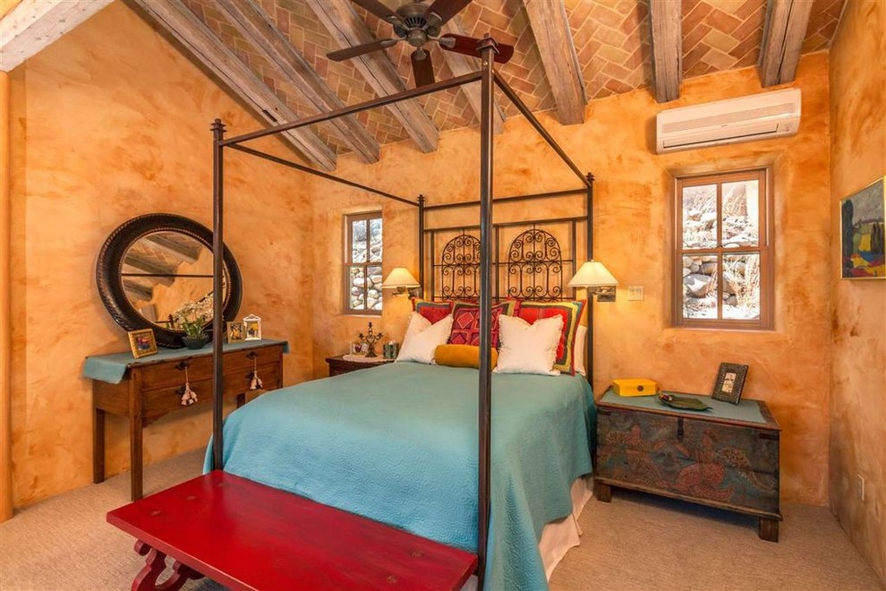 На фото: гостевая спальня среднего размера, (комната для гостей) в стиле фьюжн с бежевыми стенами, ковровым покрытием и бежевым полом без камина с
