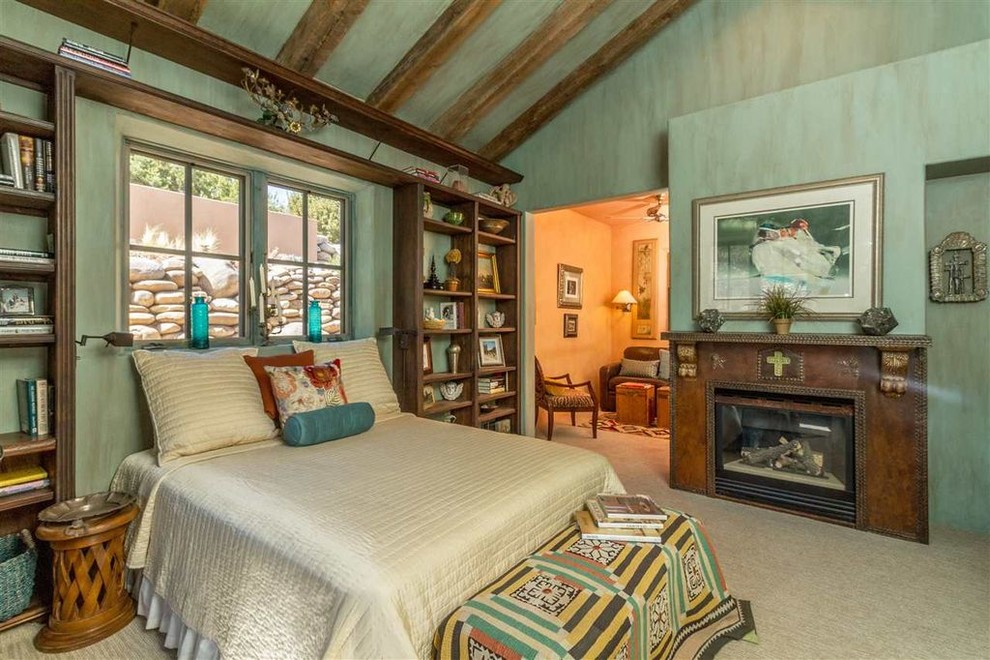 Foto de dormitorio principal de estilo americano de tamaño medio sin chimenea con paredes verdes, moqueta y suelo beige