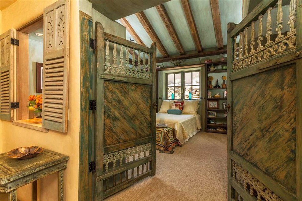 Mittelgroßes Mediterranes Hauptschlafzimmer ohne Kamin mit grüner Wandfarbe, Teppichboden und beigem Boden in Denver