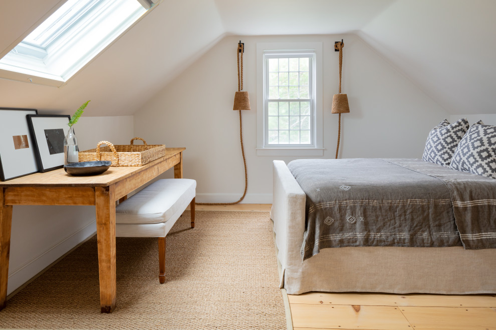 Ejemplo de dormitorio costero con paredes blancas, suelo de madera clara y suelo beige