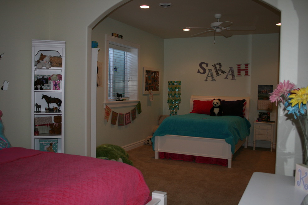 Mittelgroßes Klassisches Schlafzimmer ohne Kamin, im Loft-Style mit grüner Wandfarbe und Teppichboden in Boise