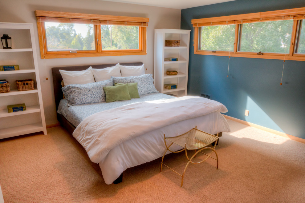 Ejemplo de habitación de invitados retro de tamaño medio sin chimenea con paredes azules, moqueta y suelo beige