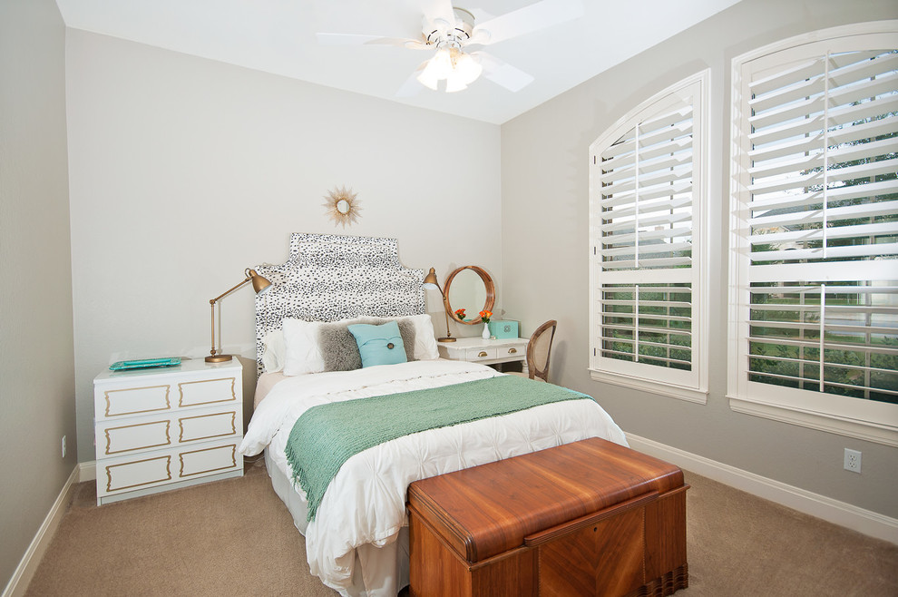 Mittelgroßes Modernes Schlafzimmer mit beiger Wandfarbe, Teppichboden und beigem Boden in Austin