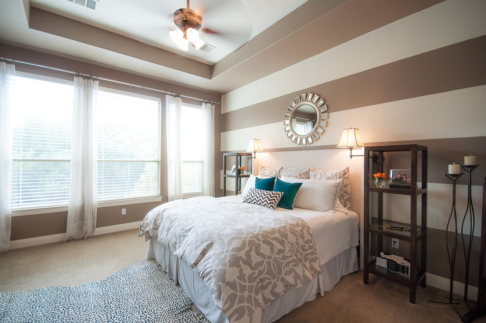 Diseño de dormitorio campestre de tamaño medio con paredes beige, moqueta y suelo beige