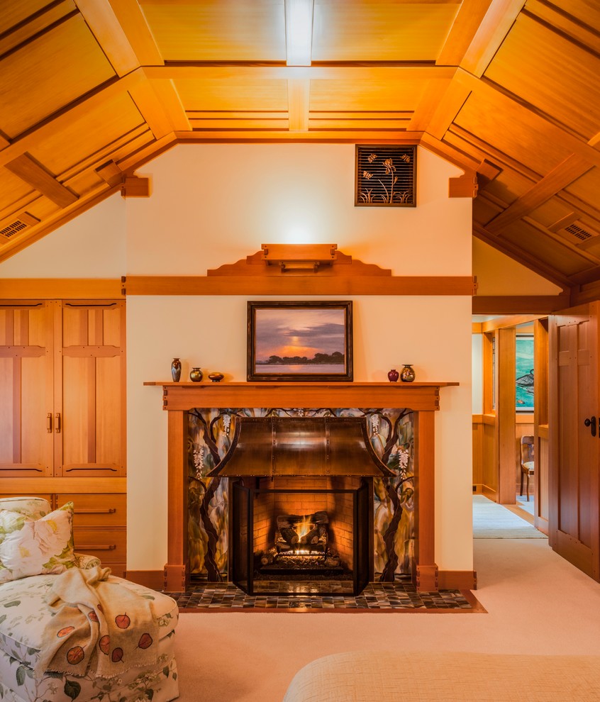 Aménagement d'une chambre craftsman de taille moyenne avec un mur beige, une cheminée standard, un manteau de cheminée en carrelage et un sol beige.