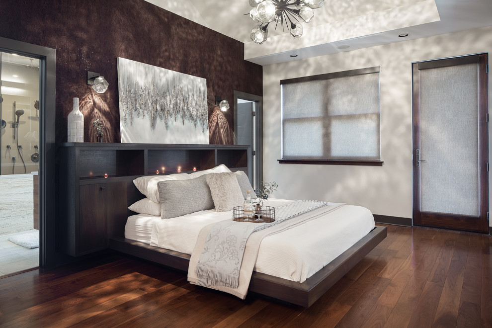Ejemplo de dormitorio principal minimalista de tamaño medio con paredes blancas, suelo de madera en tonos medios y suelo marrón