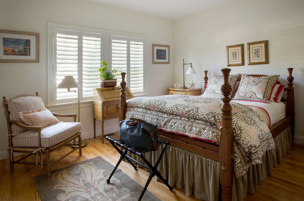 Idéer för att renovera ett stort vintage sovrum, med vita väggar, ljust trägolv och beiget golv