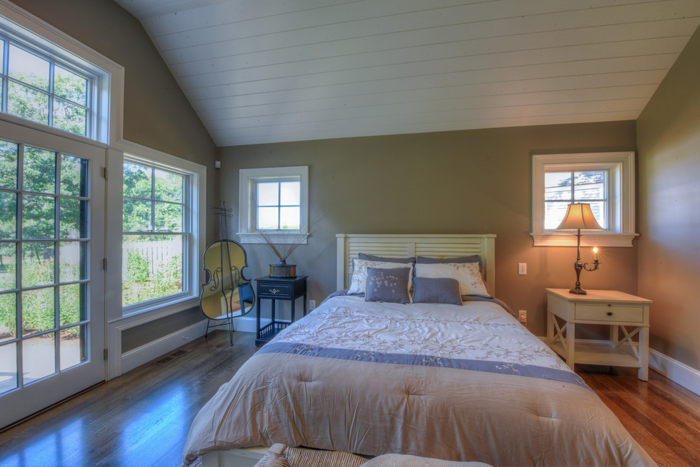 Imagen de dormitorio principal clásico grande con paredes beige, suelo de madera en tonos medios, todas las chimeneas y marco de chimenea de madera