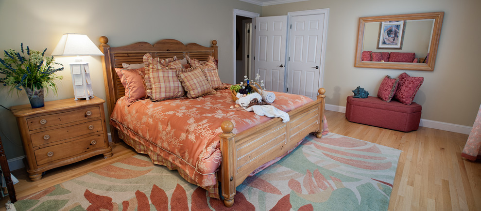 Пример оригинального дизайна: большая хозяйская спальня в морском стиле с бежевыми стенами и полом из бамбука без камина