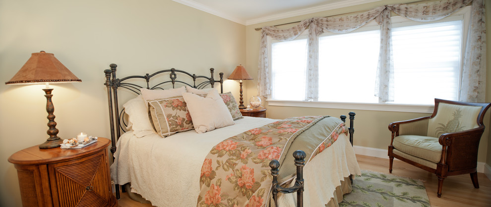 На фото: гостевая спальня среднего размера, (комната для гостей) в классическом стиле с бежевыми стенами и светлым паркетным полом без камина с