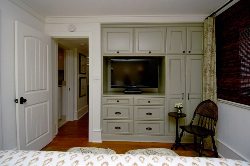 Idées déco pour une petite chambre parentale classique avec un mur blanc, un sol en bois brun et aucune cheminée.
