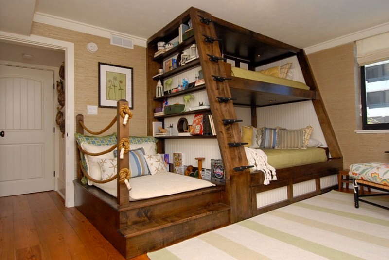 Imagen de habitación de invitados de estilo americano grande sin chimenea con paredes beige y suelo de madera en tonos medios