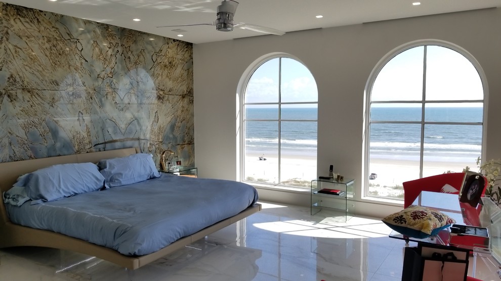 На фото: хозяйская спальня среднего размера в стиле модернизм с разноцветными стенами, мраморным полом и разноцветным полом с
