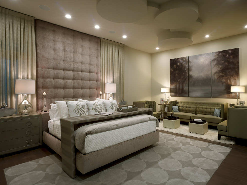 Idee per una camera da letto classica con pareti beige e parquet scuro