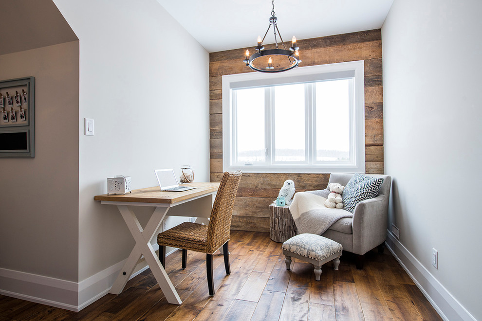 Modelo de habitación de invitados minimalista de tamaño medio con paredes beige y suelo de madera en tonos medios