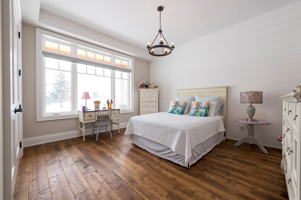 Mittelgroßes Modernes Gästezimmer mit beiger Wandfarbe und braunem Holzboden in Toronto