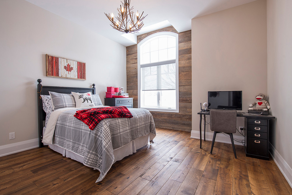 Cette image montre une chambre d'amis minimaliste de taille moyenne avec un mur beige et un sol en bois brun.