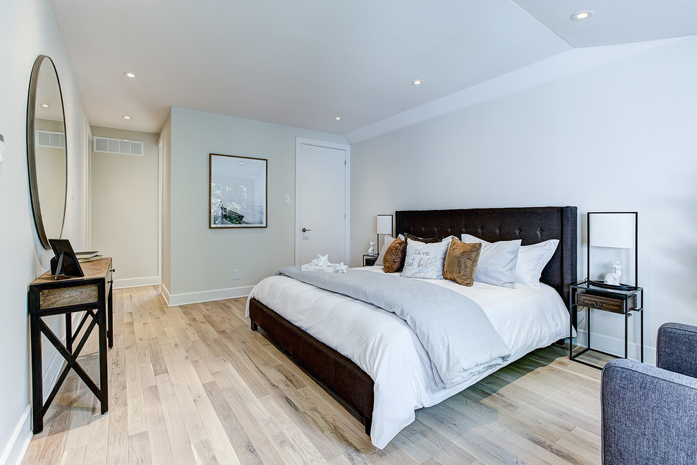 New TMR Project Modern Bedroom Montreal by Unique Home