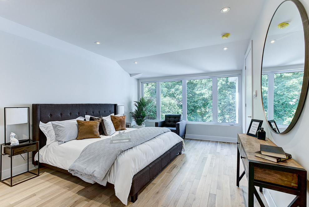 Inspiration pour une chambre parentale minimaliste avec un mur blanc, parquet clair et un sol beige.