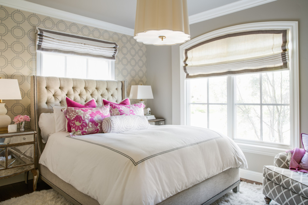 Idée de décoration pour une chambre d'amis grise et rose tradition de taille moyenne avec un mur gris, parquet foncé et un sol marron.